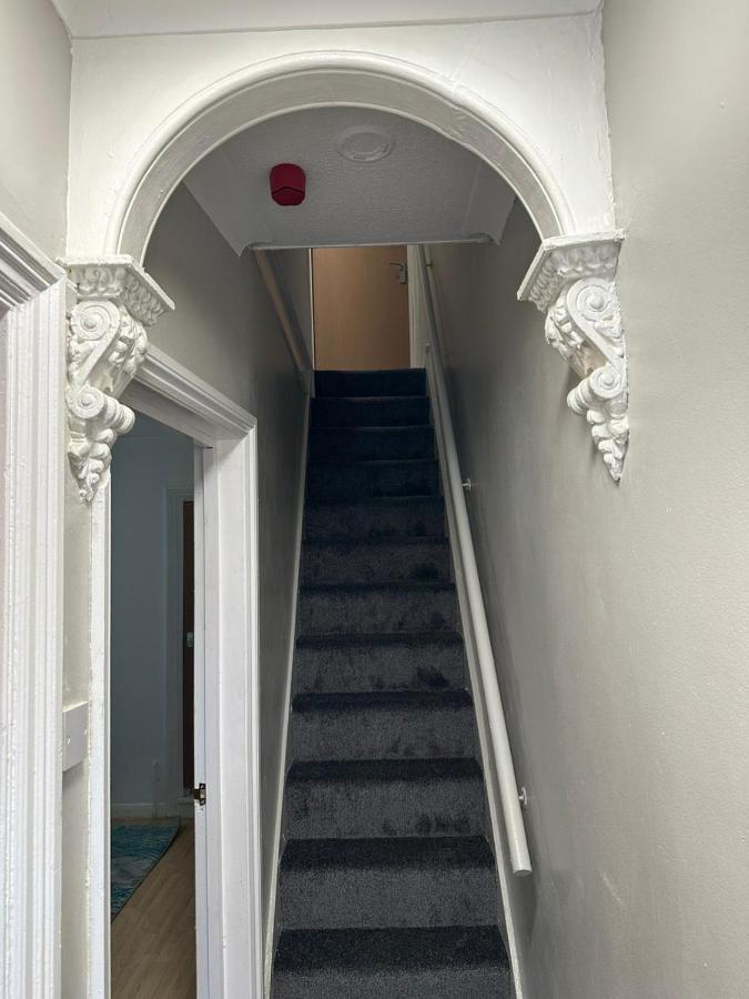 Luton Home Near Airport Private & Shared Bathroom Option Ngoại thất bức ảnh