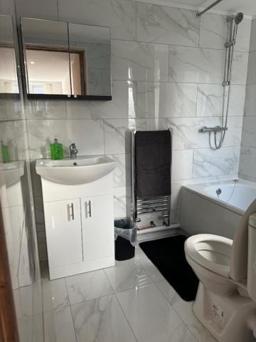 Luton Home Near Airport Private & Shared Bathroom Option Ngoại thất bức ảnh