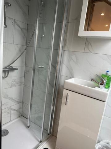 Luton Home Near Airport Private & Shared Bathroom Option Ngoại thất bức ảnh