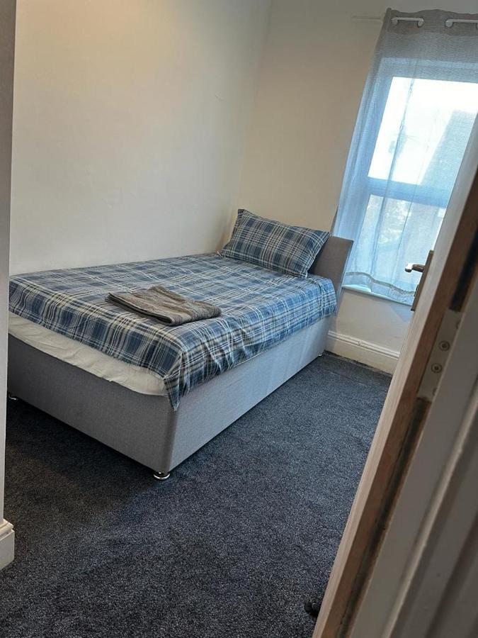 Luton Home Near Airport Private & Shared Bathroom Option Ngoại thất bức ảnh